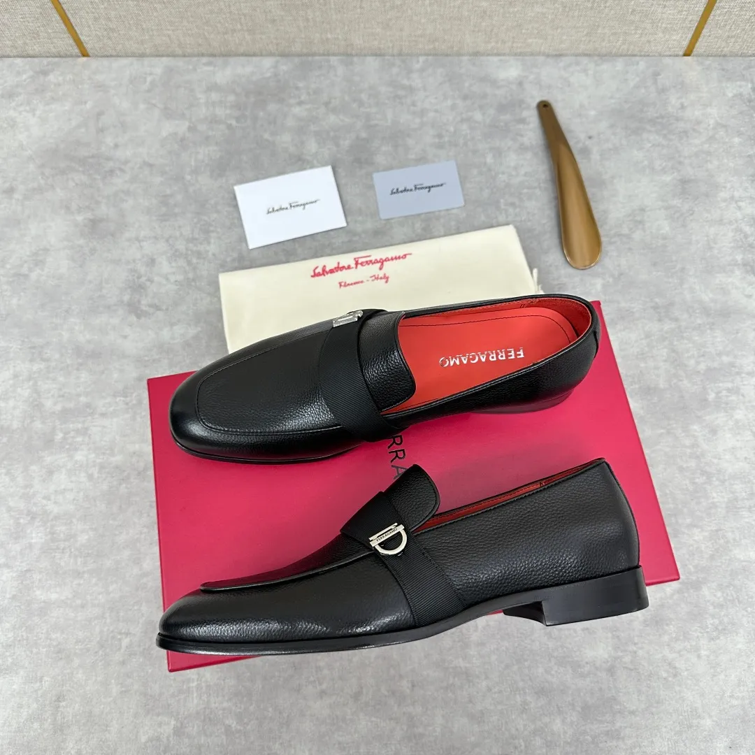 [Ferragamo] Top P: 960💰 Number of yards: 39~44 (38.45.46. Custom-made, non-refundable) Ferragamo** counters synchronize new models of men's loafers that can be worn casually or formally. The classic shape embodies the fashionable charm of formal wear, and the newly designed proportions are more modern. These loafers are made of imported open-edge beaded cowhide/fine calfskin/cow suede material. The upper is decorated with webbing, and the side is privately molded with silver Gancini buckles. The double stitching details add to the fashionable charm. Adopting a special "Original" structure and going through multiple processes, the soles are almost entirely handmade. Unique processing technology demonstrates exquisite craftsmanship. The original privately modeled genuine leather outsole is paired with a personalized rubber backing. It is comfortable, non-slip and wear-resistant. It can be worn as a slip-on. Exquisite hand-stitching. The workmanship is as fine as that of a store. The original color calfskin lining is sweat-absorbent, anti-odor, comfortable and breathable. The heel is also decorated with a rubber patch to perfectly improve the grip performance.